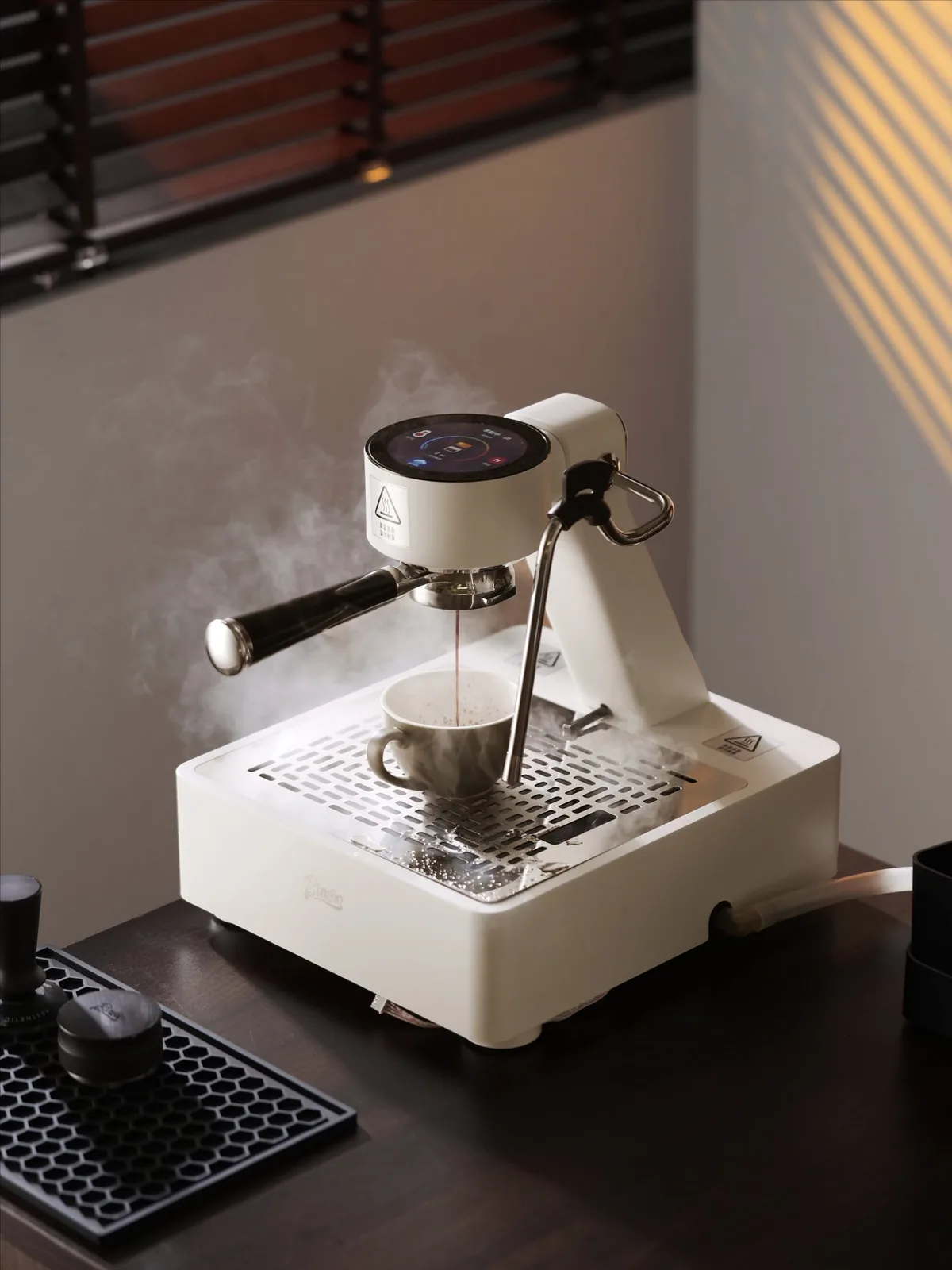 Bincoo S2 Pro Trailblazer in white pulling an espresso shot